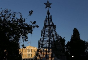 Φωταγωγείται το δέντρο στην πλατεία Συντάγματος