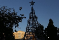 Φωταγωγείται το δέντρο στην πλατεία Συντάγματος