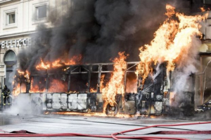 Ιταλία: Φωτιά σε λεωφορείο μετά από έκρηξη ελαστικού του