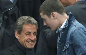 Ο γιος Σαρκοζί καλεί τους Γάλλους να πάρουν τα όπλα