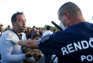 Ουγγαρία: Σπρέι πιπεριού της αστυνομίας στους πρόσφυγες