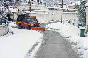 Αποχιονισμός στα ορεινά χωριά των Κρουσίων από τις δυνάμεις της Πολιτικής Προστασίας