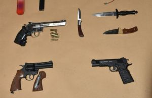 Απίστευτα ευρήματα στα σπίτια των ταραξιών της Σταυρούπολης: Μαχαίρια, ρόπαλα και πιστόλια αερίου