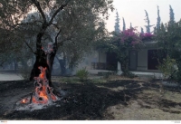 Μαίνεται η φωτιά στη βόρεια Εύβοια, πυρκαγιά και στην Κόνιτσα