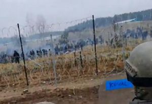 Σύνορα Πολωνίας-Λευκορωσίας: Πετροπόλεμος και χημικά μεταξύ μεταναστών και στρατιωτών (vid)