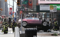 Όχημα έπεσε πάνω σε πεζούς στην Times Square, τουλάχιστον ένας νεκρός