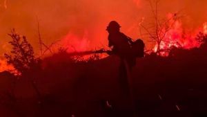 Καλιφόρνια: Βίντεο από την κολοσσιαία πυρκαγιά Ντίξι – 2.000 κάτοικοι εκκένωσαν τις οικίες τους