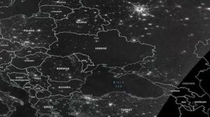 Μαύρη τρύπα στον χάρτη η Ουκρανία μετά τους ρωσικούς βομβαρδισμούς – δορυφορικές φωτό απο την NASA