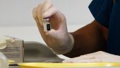 ΕΕ: Οι «27» θα αγοράσουν άλλες 100 εκατ. δόσεις του εμβολίου των Pfizer/BioNTech