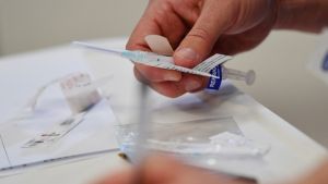 Covid-19: Ξανάρχισαν οι δοκιμές του εμβολίου της AstraZeneca
