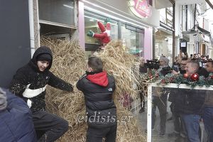 Αγρότες από την Πέλλα έκλεισαν με άχυρα την είσοδο των γραφείων του βουλευτή Κιλκίς Γιώργου Γεωργαντά