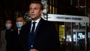 Εμ. Μακρόν για τη δολοφονική επίθεση του καθηγητή: «Ο σκοταδισμός δεν θα νικήσει»