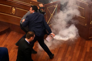 Δακρυγόνα μέσα στο Κοινοβούλιο στο Κόσοβο