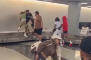 Άγριο ξύλο στο διεθνές αεροδρόμιο του Σικάγου – Δείτε βίντεο