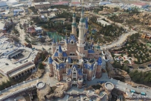 Ο Κινέζος Κροίσος που κήρυξε τον πόλεμο στην Disney