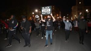 Υπόθεση Μπριόνα Τέιλορ: Δεύτερη νύκτα διαδηλώσεων στο Λούιβιλ
