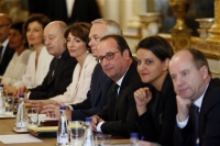 Τελευταίο υπουργικό συμβούλιο για τον Ολάντ με μήνυμα προς Μακρόν