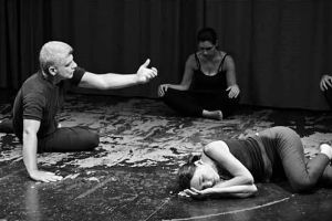 Θεατρική Σκηνή στο ΔΙΕΚ Καβάλας με διδασκαλία-σκηνοθεσία του κιλκισιώτη Μάκη Ακριτίδη