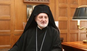Θεσσαλονίκη: Λιποθύμησε ο Αρχιεπίσκοπος Αμερικής κατά τη Θεία Λειτουργία στην Καλαμαριά – Η κατάσταση της υγείας του