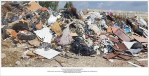 Θεσσαλονίκη: Έριχναν μπάζα από ανακαίνιση διαμερίσματος σε χωράφι – Συνελήφθησαν δύο άτομα