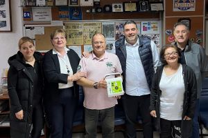 Ο υποψήφιος βουλευτής της Ελληνικής Λύσης, Συμεών Κουπελόγλου, δώρισε απινιδωτή στην Ομάδα Διαχείρισης Κρίσεων