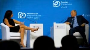 Αμερικανίδα δημοσιογράφος πήγε να… αποσυντονίσει τον Πούτιν με τα γυναικεία θέλγητρά της