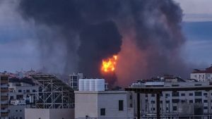 To Iσραηλ βομβαρδίζει πολυώροφο κτίριο στη Γάζα, όπου στεγάζονται πρακτορεία ειδήσεων