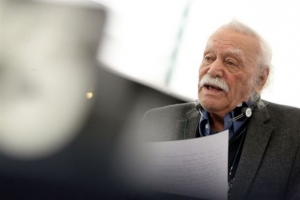 Γλέζος: «Χρέος της Ελλάδας είναι να υπερασπίσει τους πολίτες της»