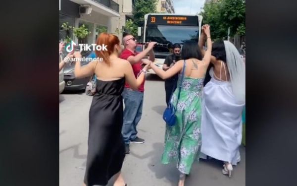 Θεσσαλονίκη: Έστησαν γλέντι γάμου στη μέση του δρόμου (vid)