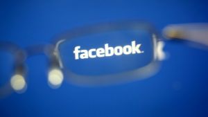 Το Facebook σχεδιάζει να αφαιρεί πλέον τις αναρτήσεις με ψευδείς ισχυρισμούς για τα εμβόλια