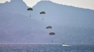 Σε άσκηση των Ειδικών Δυνάμεων ο ΑΓΕΕΘΑ – Η ελεύθερη πτώση του με αλεξίπτωτο (pics - vid)