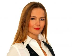 Η Κυρία Κεραμέως θα πρέπει επιτέλους να καταλάβει ότι τα σχολεία μας δεν είναι χώροι πολιτικών σκοπιμοτήτων και τα παιδιά μας δεν είναι πειραματόζωα!!