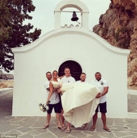 Σάλος με την πικάντικη φωτογραφία των νεόνυμφων στη Ρόδο