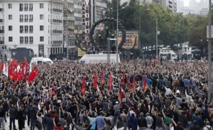 Χιλιάδες διαδηλωτές στην Aγκυρα για να τιμήσουν τα θύματα της διπλής βομβιστικής επίθεσης