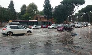 Σε παράλυση η Ρώμη λόγω ξαφνικών πλημμύρων