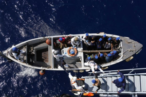 Πλήρωμα τράτας διέσωσε 17 μετανάστες