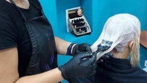 Θεσσαλονίκη: «Μπάρμπι» και «Κεν» βγαίνουν από τα κομμωτήρια