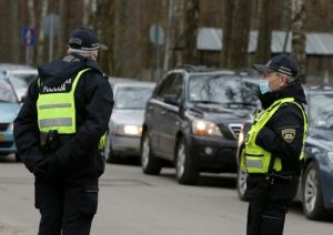 Έσπασε το ταμπού της απόλυσης ανεμβολίαστων στην Λετονία – Δόθηκε το πράσινο φως στις επιχειρήσεις