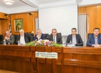 Κοινωνική ασπίδα από οκτώ δήμους της Αττικής και το Εμπορικό Επιμελητήριο Αθηνας