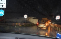 Αεροσκάφος βγήκε από τον διάδρομο και προσγειώθηκε... στην εθνική