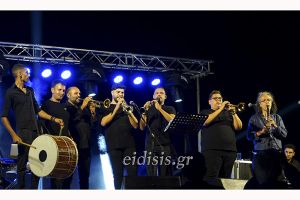 Μαγική βραδιά και κοσμοπλημμύρα στη συναυλία του Δ. Μπάση στον αρχαιολογικό χώρο της Ευρωπού