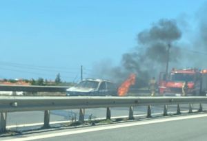 Χαλκιδική: Στις φλόγες ΙΧ στο ύψος των Ν. Φλογητών – Μποτιλιάρισμα στο σημείο (pic)