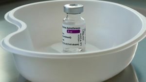 Ισπανία: Το εμβόλιο της AstraZeneca θα χορηγείται μόνο σε ανθρώπους 60-65 ετών