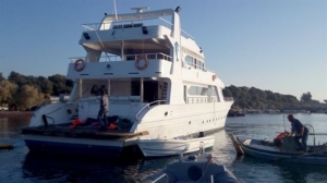 Πολυτελής θαλαμηγός μετέφερε πάνω από 300 πρόσφυγες στη Λέσβο