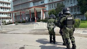 ΑΠΘ: Αντιεξουσιαστές εκτόξευσαν αντικείμενα και νερό στα ΜΑΤ (pics &amp; vid)