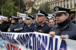 Ένστολοι, γιατροί και δικηγόροι περιμένουν 1 δισ. ευρώ
