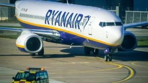Ryanair: Ανυπόμονη επιβάτιδα άναψε τσιγάρο εν ώρα πτήσης