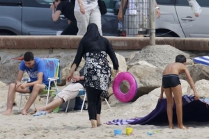 Ο Καναδάς υπερασπίζεται το δικαίωμα στο μπουρκίνι