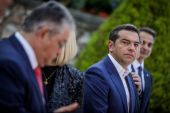 Οι τέσσερις λόγοι για το «ανήσυχο» καλοκαίρι Τσίπρα