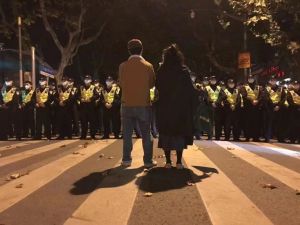 Οι διαμαρτυρίες κατά του λόκνταουν εξαπλώθηκαν σε ολόκληρη την Κίνα μετά τη φονική πυρκαγιά – «Κάτω ο Σι» (pics &amp; vids)